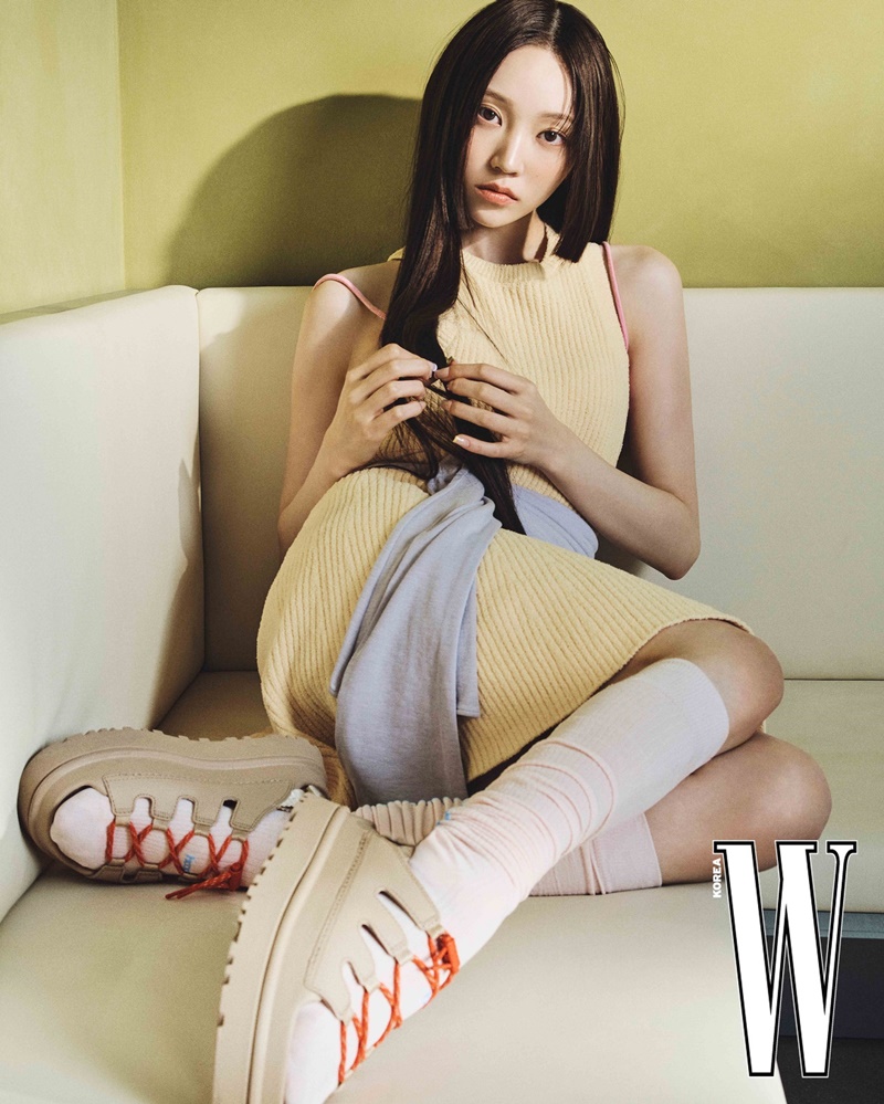 어그(UGG), 올데이 프로젝트 영서와 함께한 샌들 화보 공개 3-Image